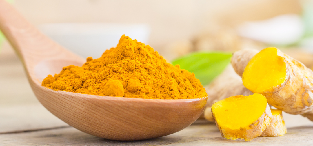Curcuma jaune sur la peau : comment éviter la coloration temporaire ?